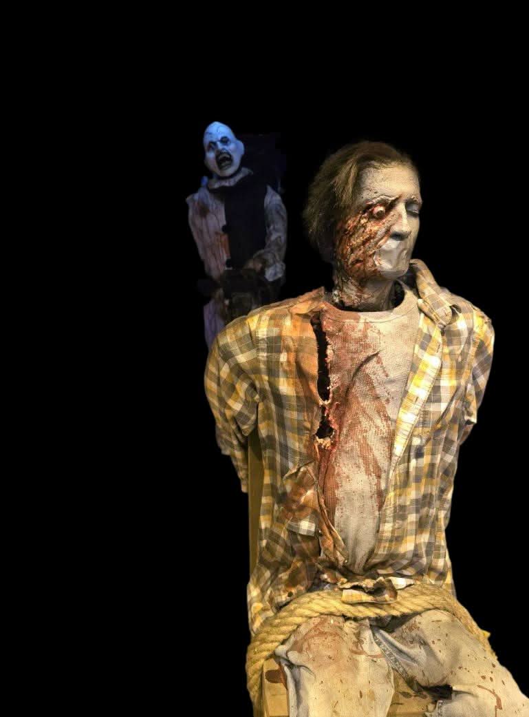 Terrifying Chainsaw Killer and Victim Halloween Animatronic