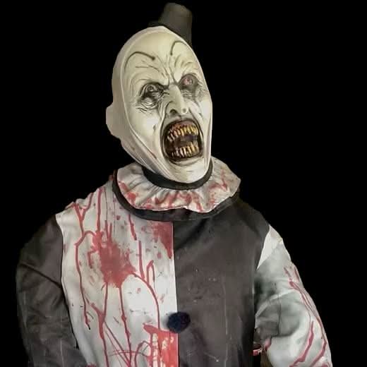 Terrifying Chainsaw Killer and Victim Halloween Animatronic